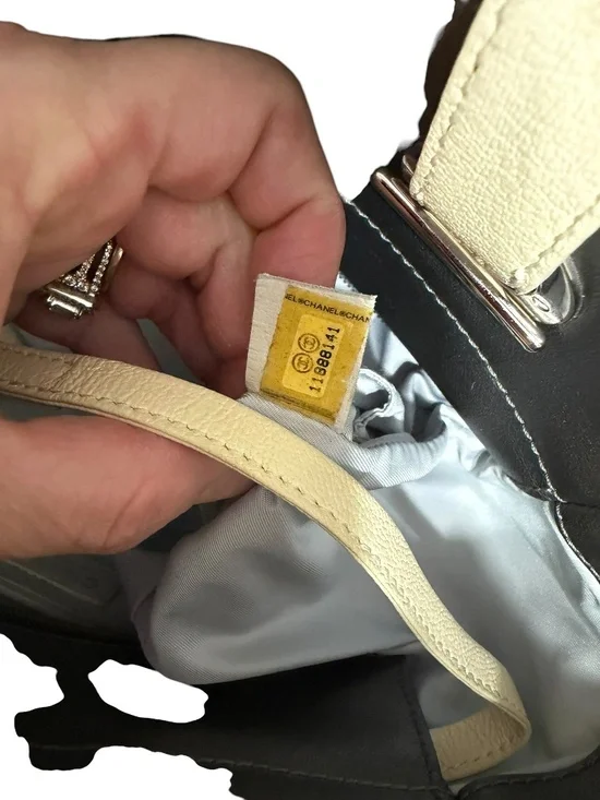 Chanel Biarritz PM Shopper – Metallic Silver/Ivory – Rare Color - Picture 14 of 16